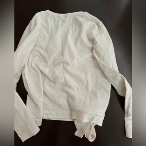 White long sleeve tee w wrap / bow